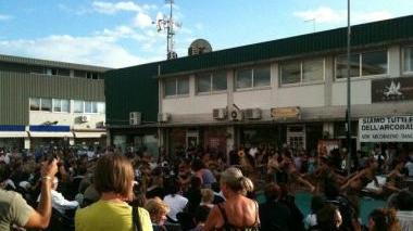 Gran folla alla festa di via Casola
