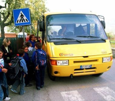 Bambini alla fermata dello scuolabus 