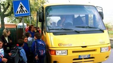 Bambini alla fermata dello scuolabus