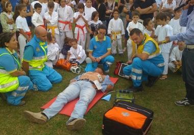 La simulazione di soccorso col defibrillatore    