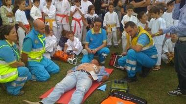 La simulazione di soccorso col defibrillatore