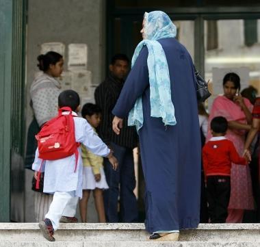 Bambini e genitori allingresso di una scuola 