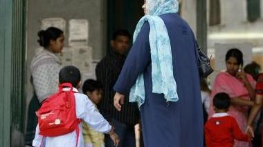 Bambini e genitori all’ingresso di una scuola