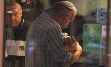 Sopra, il cliente ferito A destra lesterno della gioielleria 