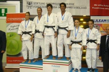 Marco e Martina Calugi (a sinistra) sul podio del Torneo delle Regioni di judo-kata andato in scena a Bolzano 
