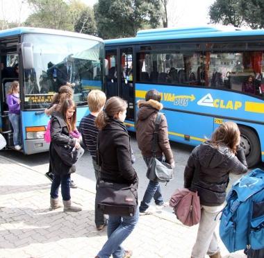 <b>DISAGI.</b> In alto, studenti salgono su un autobus Sopra, listituto alberghiero Marconi in Darsena 
