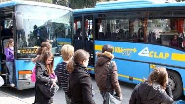 <b>DISAGI.</b> In alto, studenti salgono su un autobus Sopra, l’istituto alberghiero Marconi in Darsena