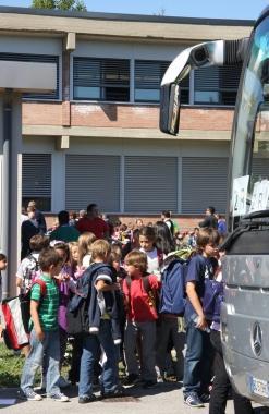 Alunni delle elementari davanti alla scuola 