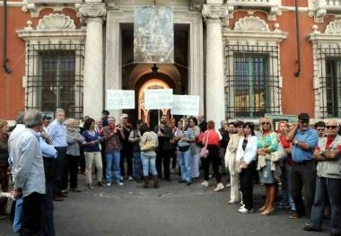 La manifestazione di protesta in piazza Aranci a Massa dei cittadini fosdinovesi e sotto larrivo del sindaco Massimo Dad&agrave; 