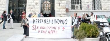 La manifestazione di Vertenza Livorno ieri davanti allospedale 