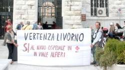 La manifestazione di Vertenza Livorno ieri davanti all’ospedale