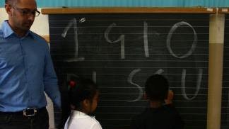 Una mamma accompagna il figlio alla scuola materna