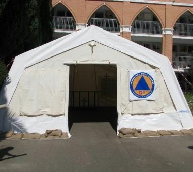 <b>LAVORI </b>in corso nella chiesetta In alto il tendone provvisorio 