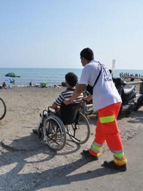 Assistenza ad un disabile in carrozzella 