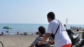 Assistenza ad un disabile in carrozzella