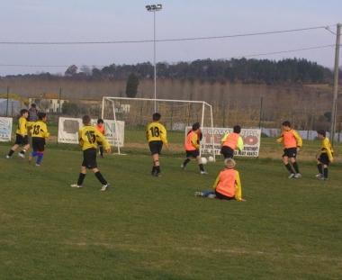 Bambini che giocano a calcio   