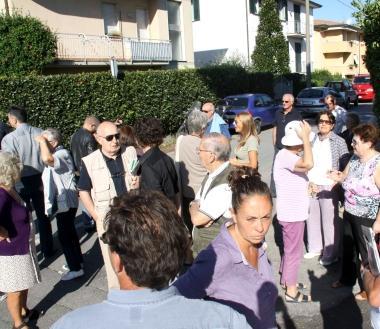 Due immagini della protesta di marted&igrave; dei residenti di via Rosselli a Lido contro il traffico dei camion  