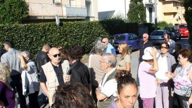 Due immagini della protesta di martedì dei residenti di via Rosselli a Lido contro il traffico dei camion