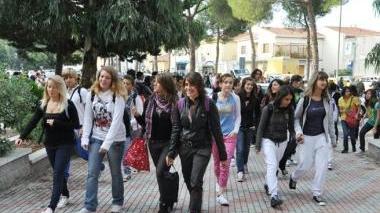 Un gruppo di studenti all’ingresso del liceo Fermi di Cecina e la tesserina magnetica