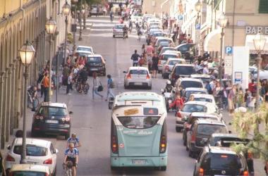 Via Elisa, ieri alle 13,20. Lautobus deve spostarsi al centro della carreggiata per passare 