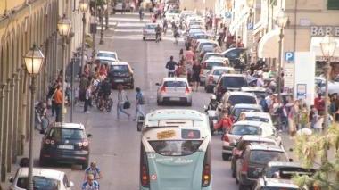 Via Elisa, ieri alle 13,20. L’autobus deve spostarsi al centro della carreggiata per passare