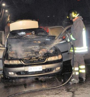 Unauto distrutta dalle fiamme     