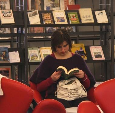 Una lettrice in una sala della Biblioteca Lazzerini 