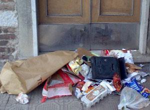 Vandali attaccano la sede del Pdl, ma le telecamere riprendono tutto