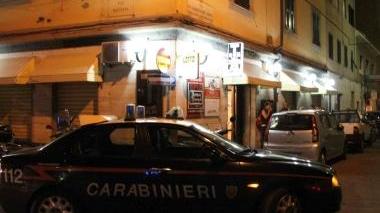 A sinistra, la tabaccheria Tassara dopo il colpo; sopra, la scientifica raccoglie i colpi esplosi durante la rapina al Penny Market