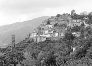 Una veduta del paese di Vellano 