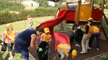 Alcuni volontari impegnati in un’operazione di pulizia in occasione della giornata promossa da Legambiente
