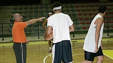 Coach Mencarelli mentre dirige un allenamento