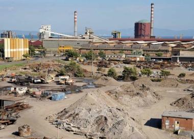 Le scorie fotografate ieri e, a destra, la situazione a maggio 