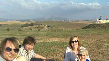 Turisti inglesi in visita al teatro del Silenzio di Lajatico
