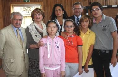 Foto ricordo per i quattro studenti premiati con le borse di studio 