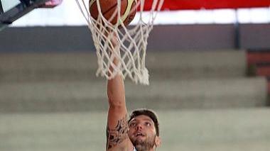 In alto Saverio Cei lanciato a canestro e, sopra, coach Angelucci durante un timeout