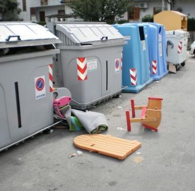I rifiuti lasciati dalla scuola ai cassonetti vicino alla materna di San Casciano 