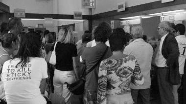 Cittadini in fila per pagare bollette