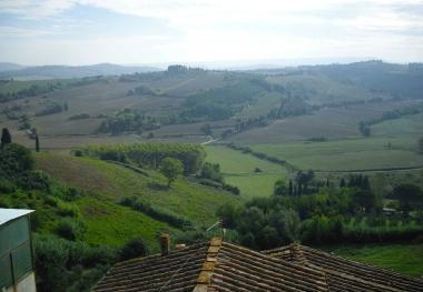 A destra, il terreno in cui saranno deviati i piccioni. Sotto, la casa colonica per la nidificazione dei volatili e, pi&ugrave; a destra, lassessore Fiorentini e il sindaco Crecchi 