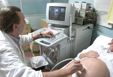Un medico durante una visita ginecologica (foto archivio) 