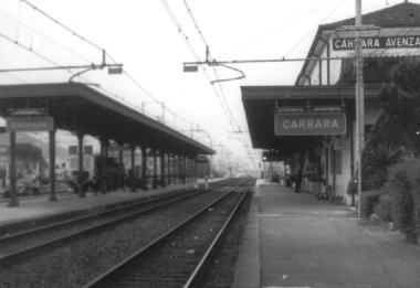 La stazione di Avenza e un pendolare  