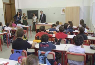 Alunni delle medie durante il primo giorno di scuola  