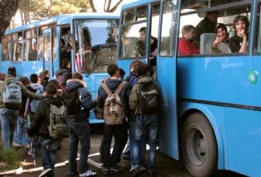 Studenti alla fermata di un bus dellAtl 