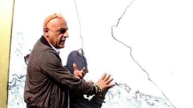 Graziano Cecchini mostra una delle sue opere tratte dalle lastre difettate