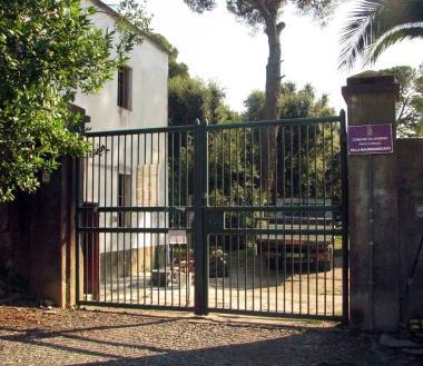 Cancelli chiusi allingresso del parco di Villa Maurogordato 