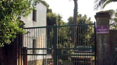 Cancelli chiusi all’ingresso del parco di Villa Maurogordato