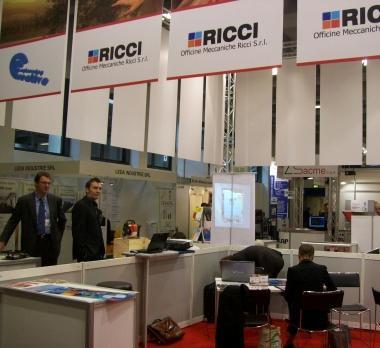 A sinistra lo stand delle Officine Ricci; in basso gli imprenditori pistoiesi, a fianco lo stand della Camera di commercio 