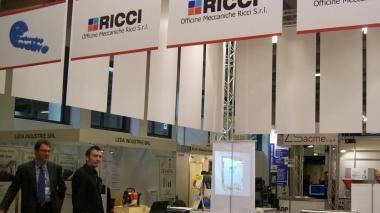 A sinistra lo stand delle Officine Ricci; in basso gli imprenditori pistoiesi, a fianco lo stand della Camera di commercio