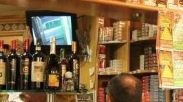 Un militare dell’Arma guarda il filmato da Tassara