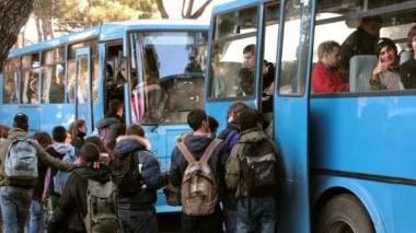 Pullman pieni di studenti all’uscita da scuola